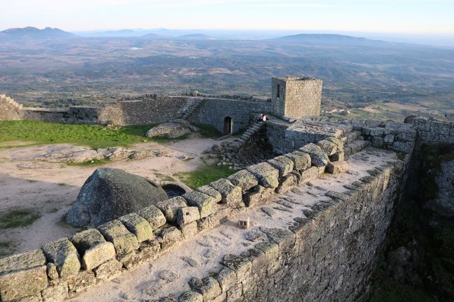 こんなとこの城壁、誰も登ってこれんよね<br />敵なしや～