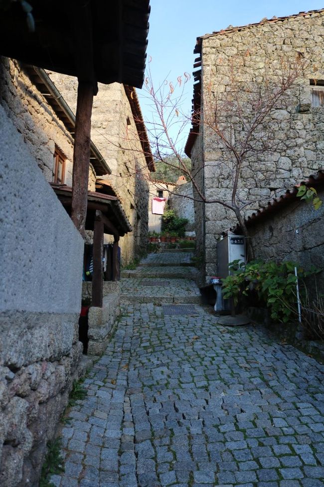 ずっとこんな石畳の坂道です<br />普通に歩くんはええけど、スーツケース引きながらは、かなりきつい<br />翌朝、泣きそうやった