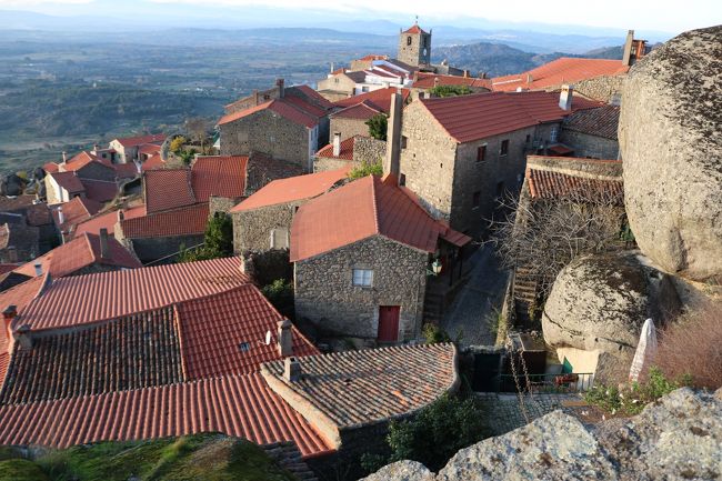 山の斜面に立つ家、すごいっしょ<br />不安はないんかな