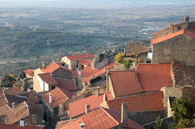 見て～あんなとこにも石がある～