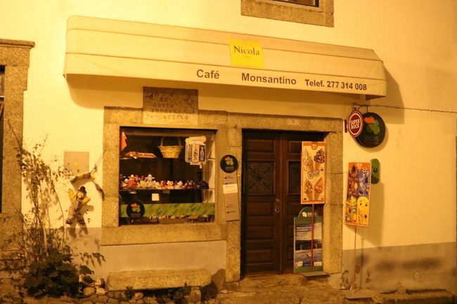 このお店を右に曲がって