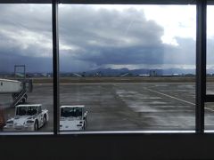 出発は小松空港
外は、冬の北陸の雲が多い空。さっきまで霙が降ってました。
運行には問題なさそうです。
