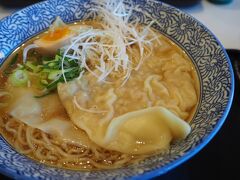 談合坂サービスエリアで昼食。
フードコートで、大きなワンタン入りラーメン。
結構美味しかったです。