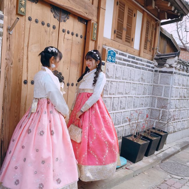 次女の部活が終わってからの<br />18:00 関空発～<br /><br />チマチョゴリを着る！<br />が<br />1番のミッション(o^^o)<br /><br /> ウニョングンの 330円 チマチョゴリも<br />良いですが、、<br />今回は 流行りの可愛い ハンボク体験！