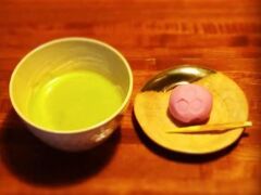 この後どうする？甘いモノでも食べようか？
祇園のOKUかZEN CAFEか。

でもどちらも恐らく混んでいるよねー。

と言ってたら
鍵善良房の高台寺前でした（笑）

しかも空いている！


これ幸いと飛び込んで
おうすとお菓子をいただきました。

上生菓子は、ショーケースのサンプルを見て選びます。
お店の方が丁寧に説明してくれるのも有り難い。

本店の喫茶室も好きですが
高台寺店もほどよい広さで快適でした。