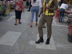 周りは車やらバイクで大混雑。
警察官が交通整理してました。
でも中はそこまでごった返してはいない。
