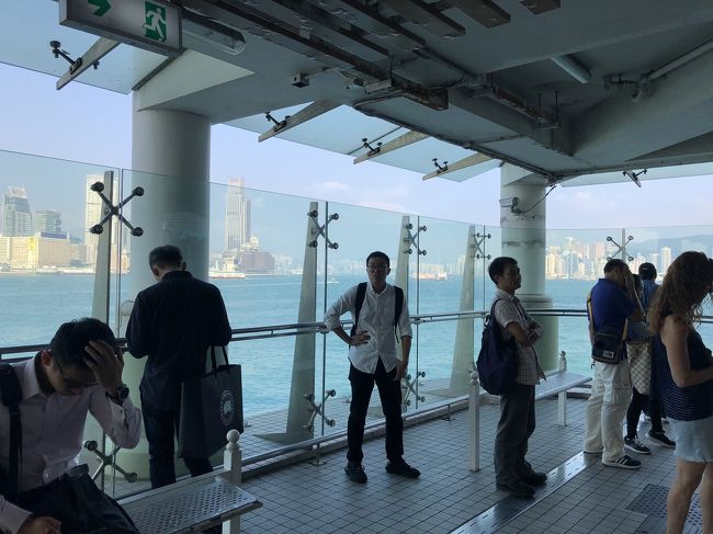 なんで、、、？ さっぱりわからん<br /><br />ノープランだけどイイかと、言ったのを承知したけど、、、、あまりにもノープランやん？ ドコが香港は何十回も来たから、まかせろ～なのですか？ あきれた～<br /><br />と、ココで逆ギレされた！<br />「ココから彼女がリーダーだ！」「彼女に従え」と、思わぬ指揮権放棄に！ あっけ～～（知らねーよ）<br /><br />どうやら、、、40年前の香港には、、、詳しいらしい？ 笑！ しかも、男性たちが案内してくれたから、地理も店も乗り換えの仕方も、知らないンだとさ！ と、カミングアウトされ、、、！あーあ！ 