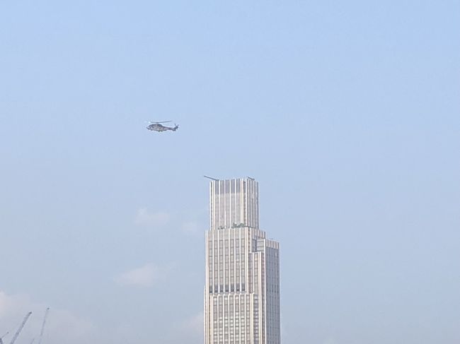 で、ダリルだけ、別れてフェリーで戻るコトに！香港島に用は無い！ <br /><br /> 薬屋とマッサージに、なんとか行かなくては！ あーー時間を無駄にしたな～？ みんなで飲茶と、アフタヌーンティーしたかったけど！中華は大勢がイイもんね！<br /><br />あ、ヘリだ！