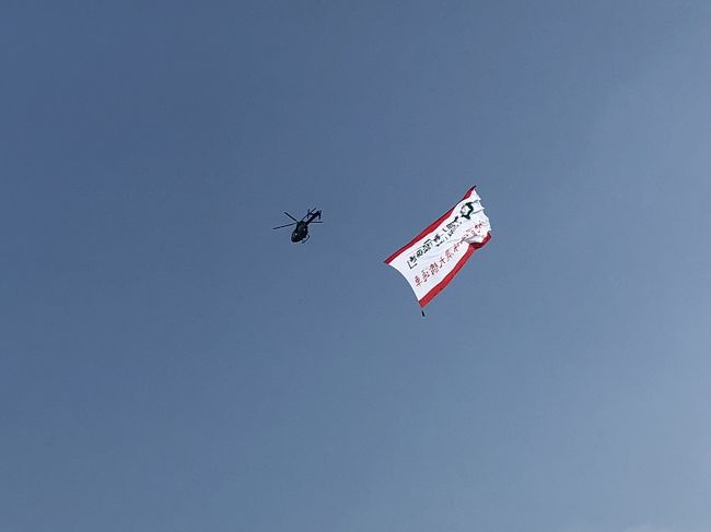 ヘリがなんかぶら下げてる?広告かな？<br /><br />さて、地球の迷い方で、マッサージ屋と薬屋をピックアップ！ 最初から、ひとりで行けばよかった！ さぞかしや、密度の濃い香港になったろうに？ せっかくの長時間停泊を生かせない！<br /><br />熱帯魚さんの食レポを、トレースしたかったな～！ 