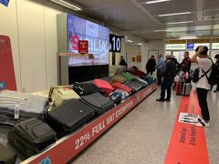 日本を出発して約20時間でローマ：フィウミチーノ（レオナルド・ダ・ヴィンチ）空港に到着です。
予定より1時間ほど遅れたと思います。

バッグがなかなか出てこなくてハラハラしました。
海外で雑にバッグがレーンに積まれてるのを見ると、日本人の仕事の丁寧さに感心します。