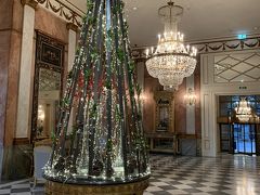 ホテルは（夫の）カードポイントを利用して、豪華に5つ星のザウエスティンエクセルシオールローマ。
バルベリーニ駅から徒歩10分弱ですが、高低差があるのでスーツケースを持っての徒歩はきつかった。

到着日は12/23、ロビーに大きなツリーが出ていてクリスマス気分。