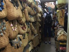 ドンコイ通りでお買い物。
ガイドブックに載っているお店を何店舗かのぞき、
プラカゴや刺繍アイテムをお土産に購入。
