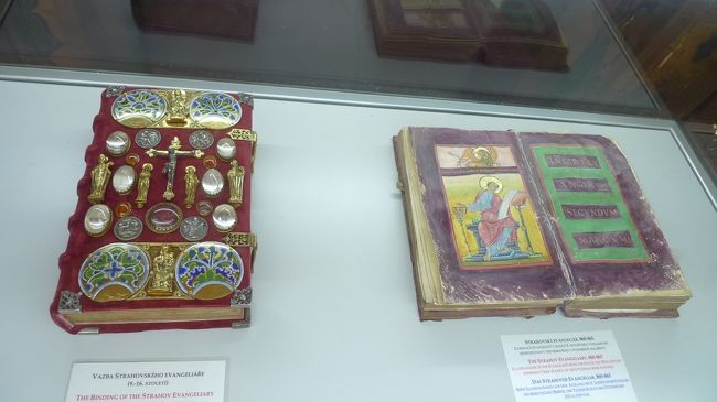 展示物の本<br />装飾がきれいなもの<br />