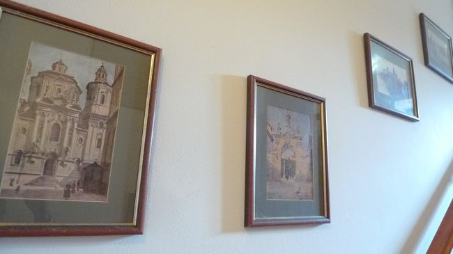 階段のところには絵も飾ってありました