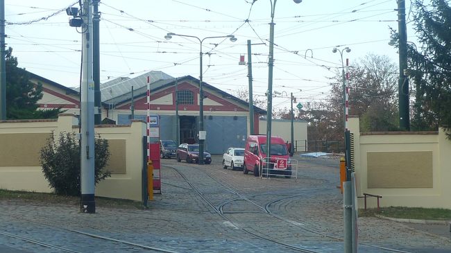 始発の交通博物館前を通って