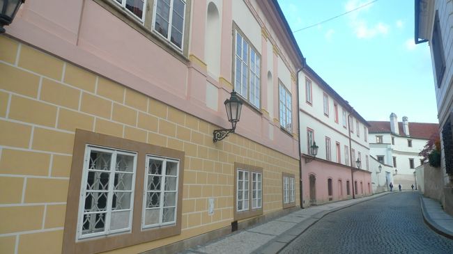 可愛らしい建物の道を通っていくと