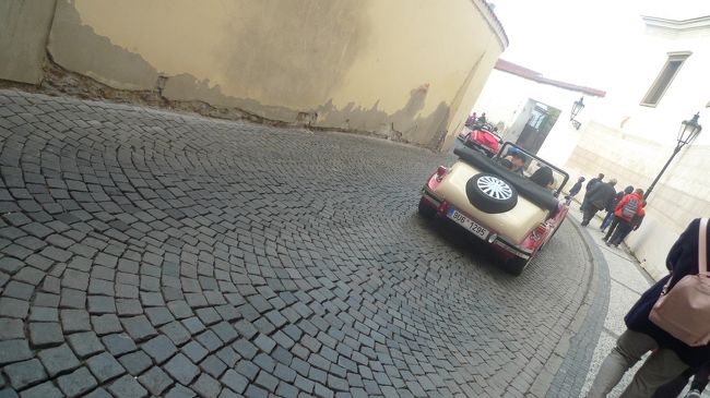 クラシックカーとすれ違い