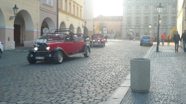 先ほどの車はクラシックカーのツアーでした