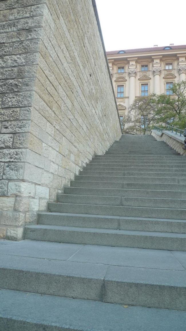 正面の階段で上に上がると