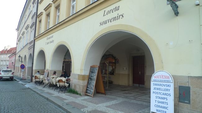 広場に戻ります。<br />アーチの中には