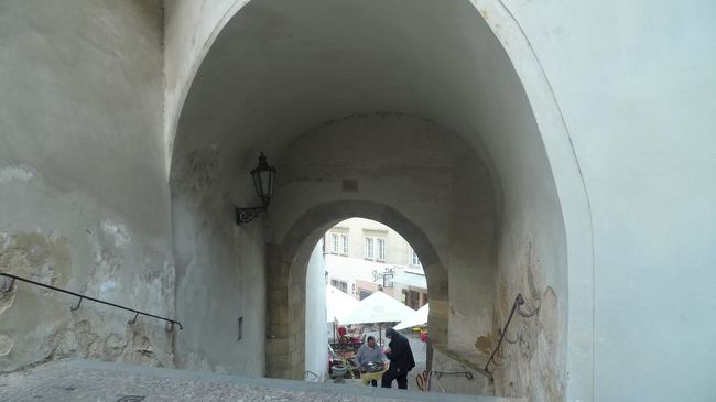 広場の途中の階段から降りていくと<br />途中でテープ張ってるようでしたが