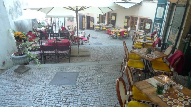 ここもオシャレなレストラン。<br />すると、この先でストップ掛けられ待機。<br />ロケ中でした。