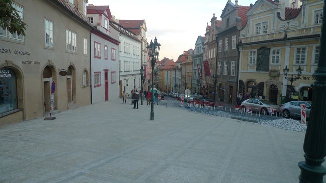 カレル橋へ降りていきます