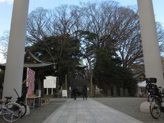 白旗神社で～す。地元の方でしょうか、自転車で七福神廻りのようです。