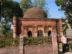 ダッカに帰る途中でモスクに寄ってもらいました。ここはもう使われてないそうです。