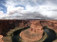 ホースシューベンド！！
一歩降りれば崖、柵もない場所に広大な風景が広がる。

今回の旅でここが一番の絶景に感じた。
