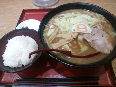 今日の夕飯はデパートのなかにあった、北陸のチェーン店である8番らーめんというラーメン店で食べることに。写真のラーメンと小ライスに餃子がついて972円！安くてとても美味しかったです。


最後まで読んでくださり、ありがとうございました。
次回はのと里山里海号&花嫁のれん編です。