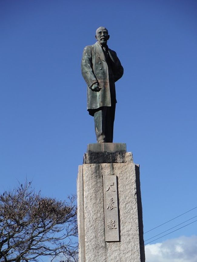 さて、吉備津彦神社の次はお隣の吉備津神社に行きました。駐車場には犬養毅の像が立っていました。