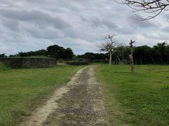 石垣島で一番気になていた場所、フルスト原遺跡。
本島のグスク跡と違いここは発掘調査で武具が見つからず食器などが出てきたそうで、お城ではなく集落の跡なのではと言われているそうです。

遺跡は南北に伸びており、北口から入るのが良いと情報を得ていたので北口目指して車を走らせ、道端に小さな看板を見つけおそるおそる入っていくと、開けた場所にたどり着きました。
途中、地元の方が歩いていました。車で入っても問題なさそうです。
遺跡は広いので車で移動、降りて散策、というのを繰り返しました。