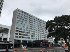 今日のお宿は便利さ重視でピアのすぐ横のお宿「Mソシアルオークランド」にしています。
実は、当初計画では、もう1日早くニュージーランドに入って年末にカウントダウンで予約していたのですが、仕事の都合で1日ズレました。お陰でカウントダウンを機内で行うことに……花火やスカイタワーにも近く、本当は1日早くきたかったのです。
でも急な予約変更に応じてくださったお宿でしたし、キャンセルするのも忍びなく、そのまま泊まることにしました。