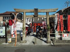 伍番　仲町　鴎稲荷神社　【 開運招福 】
その昔、漁師たちが祈願すると鴎が飛来し大漁であったと云うことから、鴎を大漁の兆しとして崇め、以後「鴎稲荷」と呼ばれるようになったそうです。（パンフレットより）