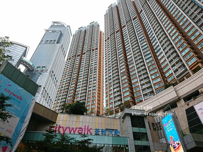 ベンチに座って食べました。<br /><br />このマンションすごいですね。下がモールだから便利そう。