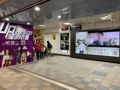 今日のおランチは、MRT東門駅出口5から長いエスカレーターに乗り、出て約10m先にある鼎泰豊へ。
