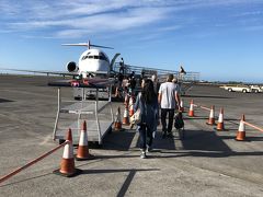 帰りの飛行機が到着しました
早速乗り込みます
この小さなタラップが良いのです