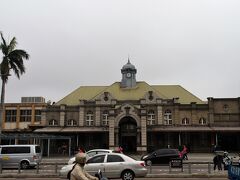 レトロな新竹駅。
日本の統治時代に建てられて、東京駅との姉妹駅、とか。
そういえば何となく雰囲気が似ている、かな？