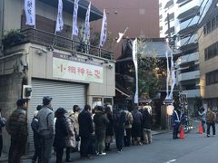 近所の小網神社

朝から大行列。
この日はお詣りだけ。

翌日（1/3）、レーンはお詣り専用、銭洗い・七福神色紙、御朱印専用と
３つに分かれていた。