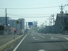 鳥取砂丘へ行く途中、CMで有名なベタ踏み坂こと「江島大橋」を通ることに(^^♪
したのだけど、あれ？CMのとはちょっと違うんだけど・・・