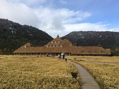 滋賀を通るので、ちょっと寄り道。
ラコリーナ。
屋根が芝生です。
春夏は緑できっときれいなのでしょう。