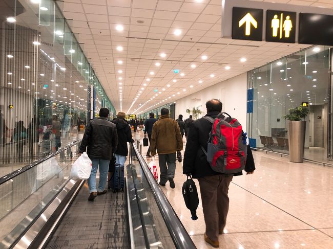 ニューイスラマバード空港到着。<br />想像していたよりも広くて綺麗。<br />なぜなら2018年の5月にできたばかりだから！！！<br />