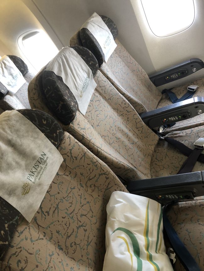 初 PIA こうやってみると普通だけど<br />座ったらめちゃめちゃ古い<br />しかもよく見ると元ベトナム航空の機体w<br />期待はしてなかったけどもちろんテレビは映りません。