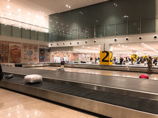 Baggage claimの奥の壁パキスタンぽくて可愛い！