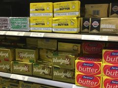 GIAPOのアイスクリームの後、そこから5分ほど歩いた先のニュージーランドのスーパー「カウントダウン」に向かいます。

今日はまだ買いませんがバターやチーズの種類や価格をチェック。昼に伺ったプホイバレーのチーズが売っているのも確認できました。
バターの注目は中程の黄色いパッケージのオーガニックタイムス。牛さんのイラストが可愛すぎます！

お土産用の個包装のウィッテカーズの大量買いをここで済ませて、数日で飲むお水のペットボトルも買い入れることができました。