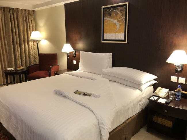 パキスタンの中でも五つ星のホテルの内装。<br />入口では空港レベルのセキュリティチェックで<br />ん？って思ったんだけど<br />bookingする時に知らなかった事実、、<br />2008年にテロで大きな爆発で被害を受けたホテル(ﾟoﾟ;<br /><br />本日はこちらで1泊。