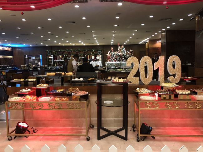 ホテルに到着。<br />宿泊のホテルは「イスラマバードマリオットホテル」<br />パキスタンの中でも五つ星のホテルですが<br />私がbookingした時は1人8000円でした。安い！<br />ハンパない入口のセキュリティを通過して<br /><br />ホテルのエントランス<br />2019仕様になってました(^^)