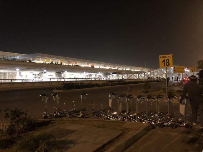 駐車場からみたイスラマバード空港。<br />2018年5月から新しく使われている空港。<br />4月まで使われていたのはベナジルブットー空港。<br />こちらは「刑務所のような空港」とか言われるくらい最悪だったらしい。今はもうパキスタン空軍が利用している。<br />空港から約50km離れたイスラマバードの中心にある<br />ホテルへ向かいます！車で40～50分くらいです<br />