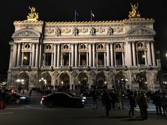 【 GALA INAUGURAL DES 350 ANS @ l'Opera (Palais Garnier)】

国立オペラ (Opera national de Paris)」は，ブルボン朝期の1669年に「音楽アカデミー (Academie de musique)」として設立されました。2019年は，それから350周年にあたります。パリ国立オペラは現在，主としてパリの「ガルニエ宮 (Palais Garnier)」と，フランス革命200周年の1989年に竣工した「オペラ・バスティーユ (L'Opera de la Bastille)」で公演を行っています。なお，「オペラ座 (l'Opera)」という名称は，ガルニエ宮の別称として用いられるほか，オペラ，バレー団体としての「パリ国立オペラ」を指す場合もあります。

https://www.operadeparis.fr/

ル・ムーリスの最寄駅はメトロ1番線のチュイルリー駅ですが、乗換駅ではないため使いにくいです。コンコルド駅（8，12番線）やピラミッド駅（7，14番線）の利用が便利。オペラ駅まで，コンコルド駅から8番線で二駅。ピラミッド駅（もしくはパレ・ロワイヤル＝ミュゼ・デュ・ルーヴル駅）から7番線の利用も可。ただし，ヴァンドーム広場を通って歩いて行っても，ル・ムーリスから13分程度(1.0km)です。